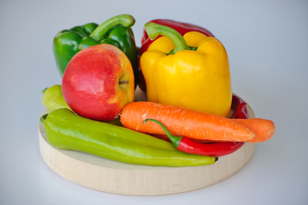 Bunter Salat mit Gemüse, Vollkornprodukten und Nüssen