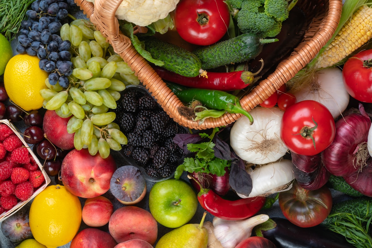 Warme Getreide- und Hülsenfrucht-Bowls mit Gemüse und Sauce