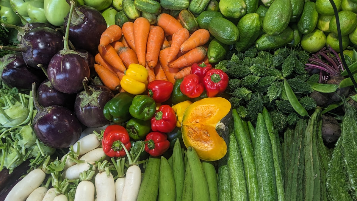 Handvoll Nüsse und Samen mit frischem Obst als gesunder Snack